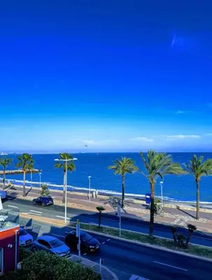 Vue générale sur la mer ou vue sur la mer prise depuis l'appartement