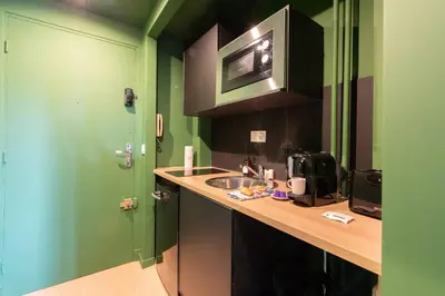 Cuisine ou kitchenette dans l'établissement The Jungle - Jacuzzi, Sauna & Projector