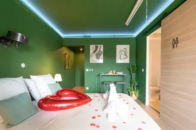 Un ou plusieurs lits dans un hébergement de l'établissement The Jungle - Jacuzzi, Sauna & Projector