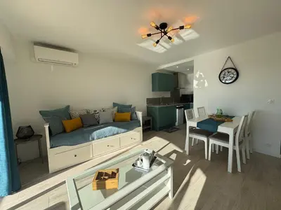 Télévision ou salle de divertissement dans l'établissement Charmant 2P Piscine - Parking - Vue mer - Antibes