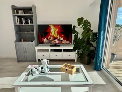 Télévision ou salle de divertissement dans l'établissement Charmant 2P Piscine - Parking - Vue mer - Antibes