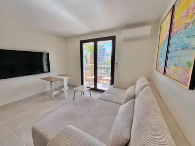 Télévision ou salle de divertissement dans l'établissement LE TRAVOLTA avec merveilleuse terrasse, chic et lumineux à deux pas du centre-ville