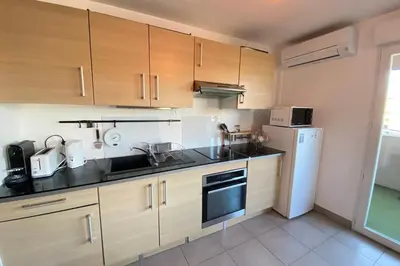 Cuisine ou kitchenette dans l'établissement 06CH Beautiful T3 with terrace - 300m Exflora park