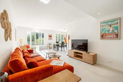 Télévision ou salle de divertissement dans l'établissement LE GRAND BOIS élégant et chaleureux avec balcon, au calme et à deux pas du centre-ville