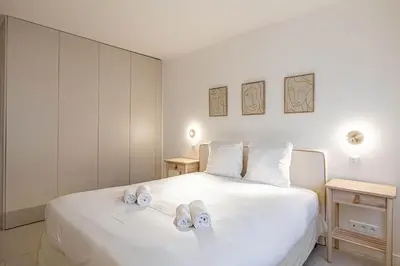 Un ou plusieurs lits dans un hébergement de l'établissement LE GRAND BOIS élégant et chaleureux avec balcon, au calme et à deux pas du centre-ville