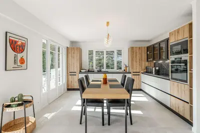 Cuisine ou kitchenette dans l'établissement LE GRAND BOIS élégant et chaleureux avec balcon, au calme et à deux pas du centre-ville