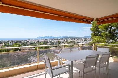 Balcon ou terrasse dans l'établissement REF 1965 - Le Cannet - Sea view apartment for rent