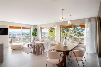 Télévision ou salle de divertissement dans l'établissement REF 1965 - Le Cannet - Sea view apartment for rent
