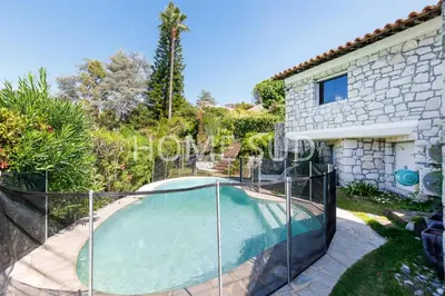 Piscine de l'établissement Votre maison de vacances dans un écrin de verdure - Cannes ou située à proximité