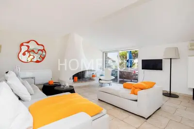 Télévision ou salle de divertissement dans l'établissement Votre maison de vacances dans un écrin de verdure - Cannes