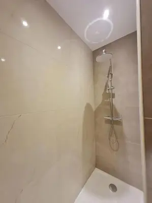 Salle de bains dans l'établissement Appartement 2 pièces avc piscine