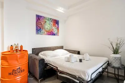 Un ou plusieurs lits dans un hébergement de l'établissement Modern 1 bedrm apt with balcony - Cannes-Croisette