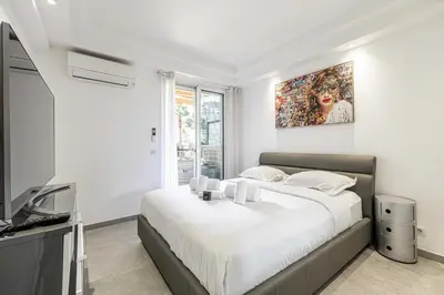 Un ou plusieurs lits dans un hébergement de l'établissement Modern 1 bedrm apt with balcony - Cannes-Croisette