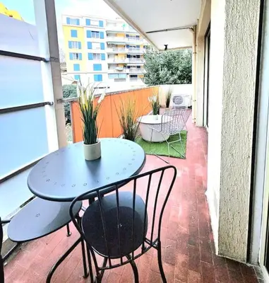 Balcon ou terrasse dans l'établissement 2 pièces lumineux, proche plage, parking, clim, hippodrome