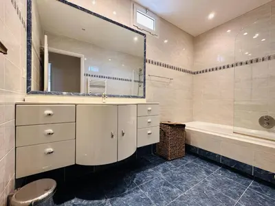 Salle de bains dans l'établissement Two bedroom apartment on a high floor in the center of Cannes a few steps from the Croisette beaches - 2229