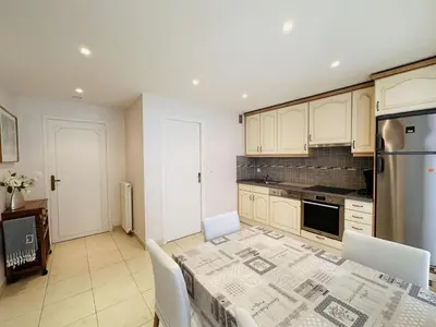 Cuisine ou kitchenette dans l'établissement Two bedroom apartment on a high floor in the center of Cannes a few steps from the Croisette beaches - 2229