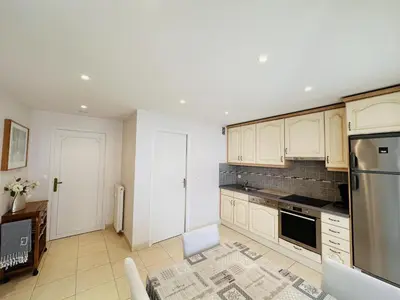 Cuisine ou kitchenette dans l'établissement Two bedroom apartment on a high floor in the center of Cannes a few steps from the Croisette beaches - 2229
