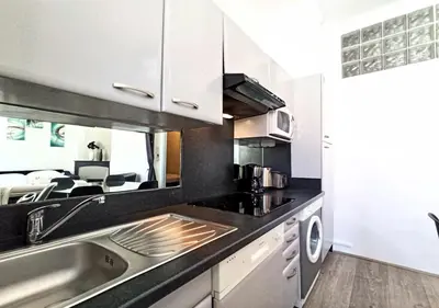 Cuisine ou kitchenette dans l'établissement Viva Riviera - 10 Rue Florian
