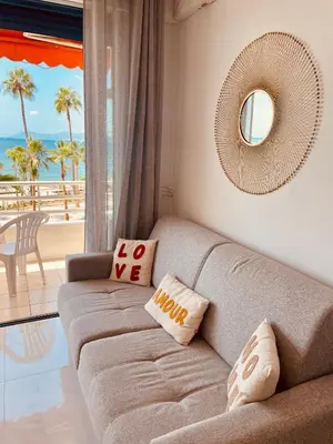 Coin salon dans l'établissement Sea view in Juan Les Pins