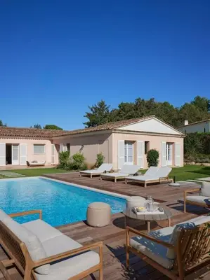 Piscine de l'établissement Cannes, splendide villa dans un domaine privé ou située à proximité