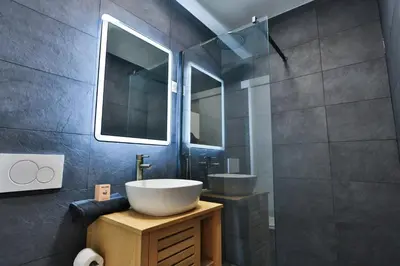 Salle de bains dans l'établissement Spacieux T2 avec grande terrasse à 200m de la plage