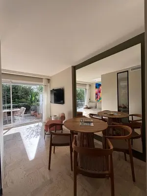 Télévision ou salle de divertissement dans l'établissement Palm Beach front de mer