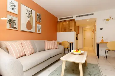 Cuisine ou kitchenette dans l'établissement Côté Croisette LUXE - 2BdR 2 bthR 2 toilets -Terrace, AC, parking & lift