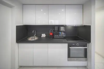 Cuisine ou kitchenette dans l'établissement FRGK Victoria 4 Central Cannes 1BR Terrace, AC & Ultra-Fast Wi-Fi