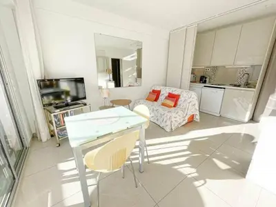 Cuisine ou kitchenette dans l'établissement Le ROUAZE studio - proche Carlton et Martinez - idéal congrès - Wifi Clim