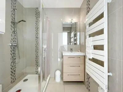 Salle de bains dans l'établissement Le ROUAZE studio - proche Carlton et Martinez - idéal congrès - Wifi Clim
