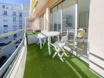 Balcon ou terrasse dans l'établissement Le ROUAZE studio - proche Carlton et Martinez - idéal congrès - Wifi Clim