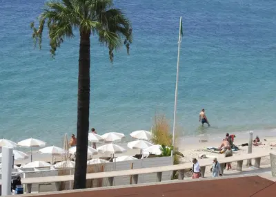 Vue générale sur la mer ou vue sur la mer prise depuis l'appartement