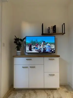 Télévision ou salle de divertissement dans l'établissement Joli F2 en rez-de-jardin avec terrasse