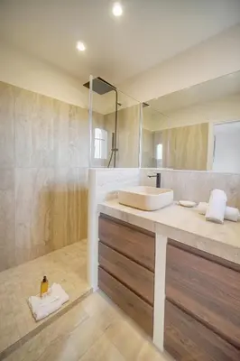 Salle de bains dans l'établissement Upstays Sea View Pool 200m² Villa