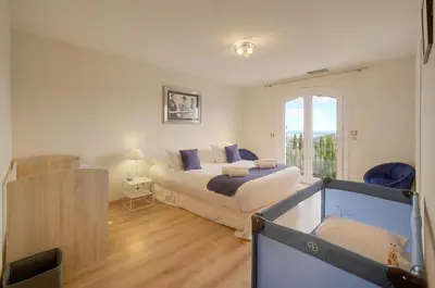 Un ou plusieurs lits dans un hébergement de l'établissement Upstays Sea View Pool 200m² Villa