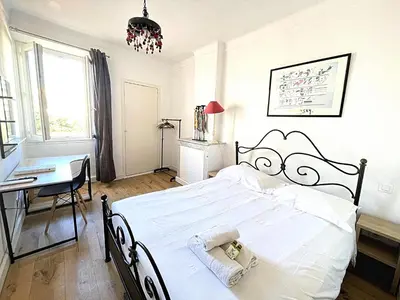 Un ou plusieurs lits dans un hébergement de l'établissement Sunny 1 Bedroom Rue Commandant André