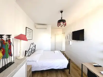 Un ou plusieurs lits dans un hébergement de l'établissement Sunny 1 Bedroom Rue Commandant André