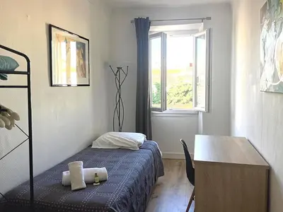 Un ou plusieurs lits dans un hébergement de l'établissement Sunny 1 Bedroom Rue Commandant André