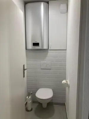 Salle de bains dans l'établissement F2 totalement rénové, 200 m de la plage, piscine, parking, tout à pieds