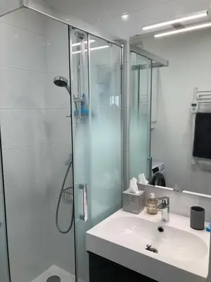 Salle de bains dans l'établissement F2 totalement rénové, 200 m de la plage, piscine, parking, tout à pieds