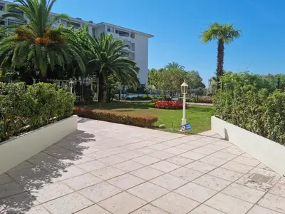 Jardin de l'établissement F2 totalement rénové, 200 m de la plage, piscine, parking, tout à pieds