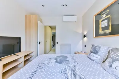 Un ou plusieurs lits dans un hébergement de l'établissement Cosy apartment with parking - Cannes - Mobility Lease