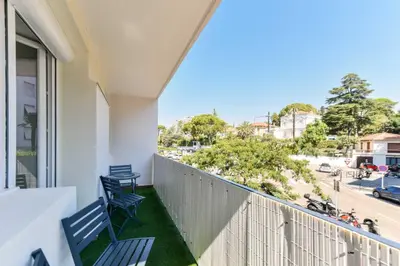 Balcon ou terrasse dans l'établissement Cosy apartment with parking - Cannes - Mobility Lease