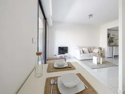 Télévision ou salle de divertissement dans l'établissement Charming apt with balcony pool - 1BD 2P - Cannes