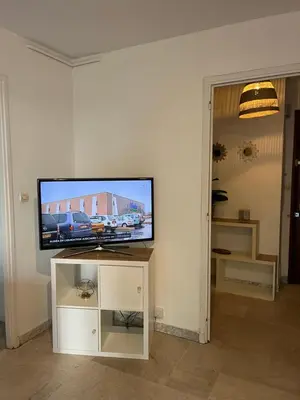 Télévision ou salle de divertissement dans l'établissement Coquet studio 10 min de Cannes