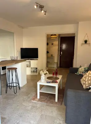 Télévision ou salle de divertissement dans l'établissement Coquet studio 10 min de Cannes