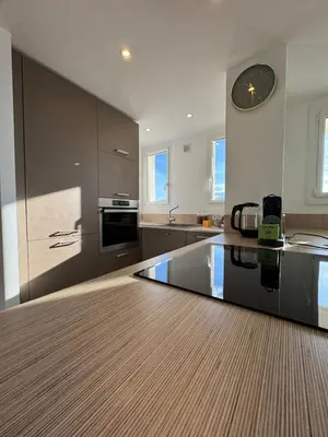 Cuisine ou kitchenette dans l'établissement La Roseraie - Apt Standing 4 Prs - Piscine - Parking