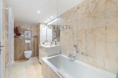 Salle de bains dans l'établissement 2 pièces rue d'Antibes - Climatisation