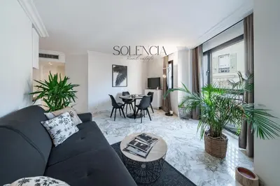 Coin salon dans l'établissement 2 pièces rue d'Antibes - Climatisation