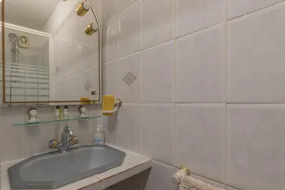 Salle de bains dans l'établissement Le Sylvaplana Centre Juan 3 couchages